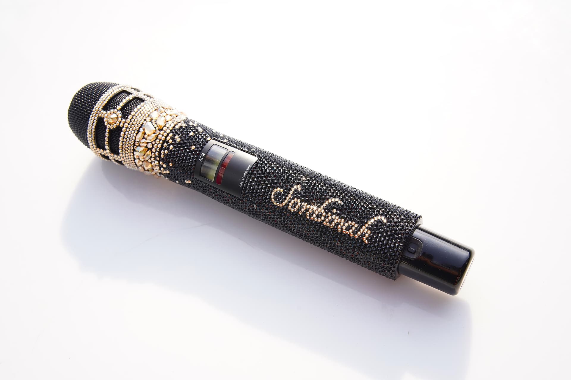 슈어 KSM8: 가수 '손빈아'를 위한 블랙 & 골드의 품격